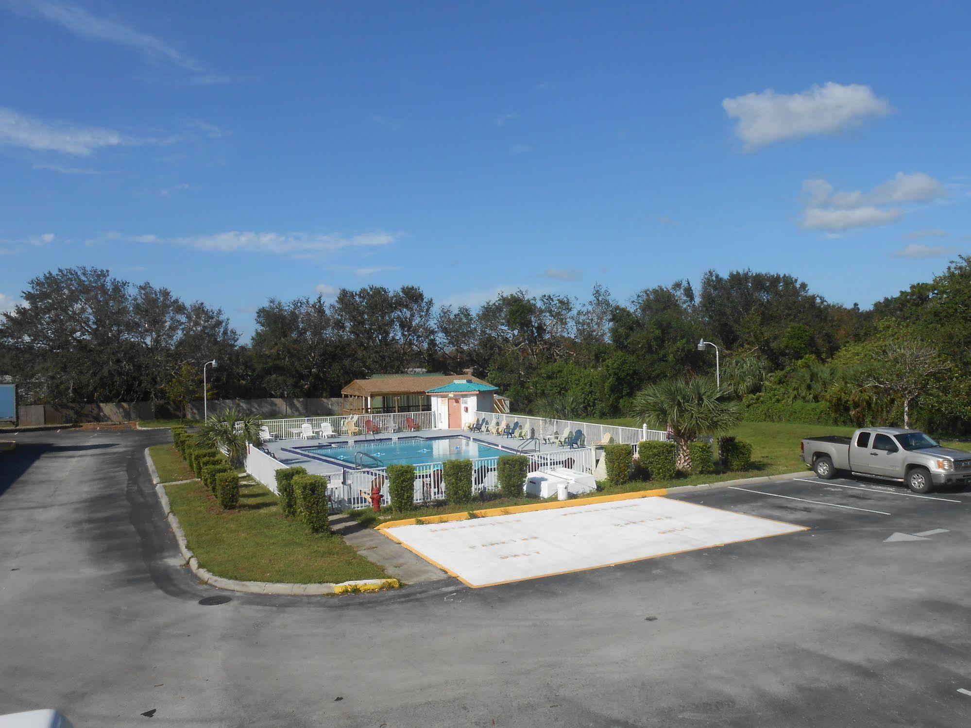 Executive Garden Titusville Hotel Buitenkant foto